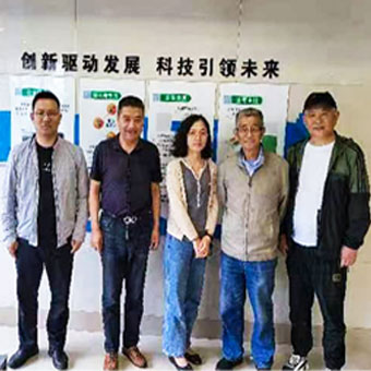 楊德柱董事長(zhǎng)陪同方原柏理事長(zhǎng)到銅陵市三愛(ài)思電子有限公司進(jìn)行參觀交流